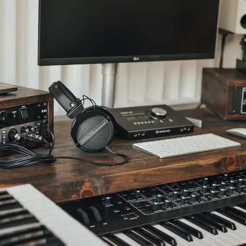 Vista 4 de beyerdynamic DT 990 Pro - Auriculares de diadema para monitor de estudio, sistema abierto, con cable (80 Ohmios, negro edición limitada)