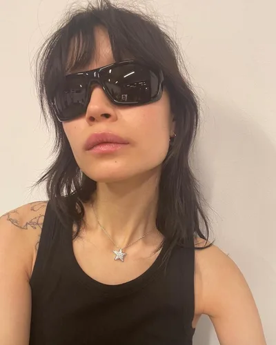 Vista 3 de GUVIVI Gafas de sol retro Y2K para mujer, moda GEN Z envolvente, gafas de sol rectangulares