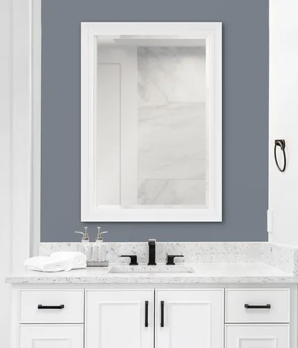 Vista 3 de Kate and Laurel Whitley Espejo de pared tradicional enmarcado; 24 x 34; blanco; espejo de baño rectangular costero con perfil de transición y diseño