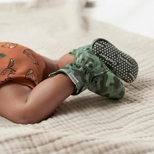 Vista 2 de Gerber Botines unisex con forro polar para bebé, antideslizantes, suaves, Camo Verde