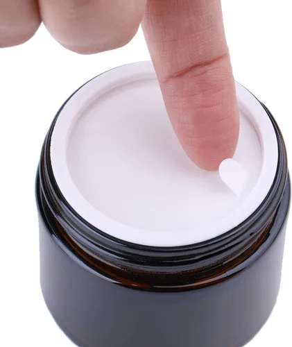 Vista 2 de Tarros redondos de vidrio ámbar de 3.4 fl oz con forros interiores blancos y tapas negras, recipiente vacío recargable, perfecto para cocina
