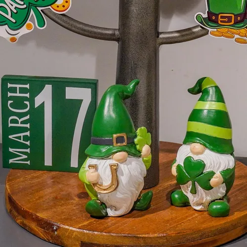 Vista 7 de Newman House Studio Decoraciones del día de San Patricio, decoración de gnomo, 2 figuras de gnomo de resina con herradura de trébol verde