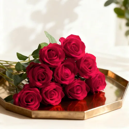 Vista 2 de 100 rosas artificiales rojas a granel, ramo de rosas artificiales de seda de terciopelo con tallos para decoración de bodas, flores falsas