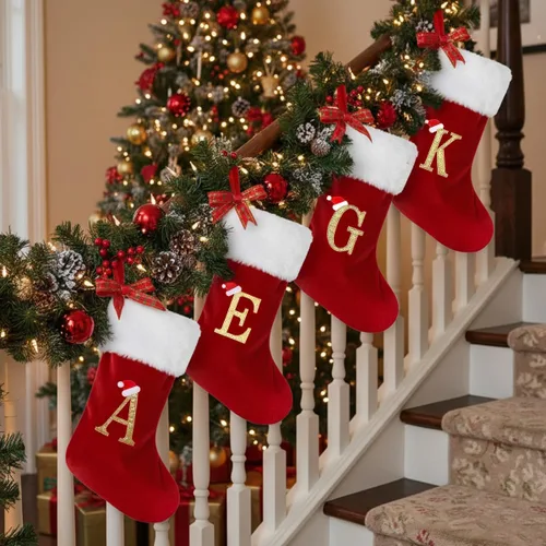 Vista 5 de Calcetines de Navidad personalizados con monograma, con inicial familiar, 20 pulgadas, puño de felpa blanca supersuave con cuerpo de terciopelo rojo