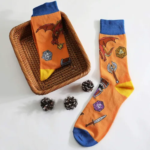 Vista 3 de 2 pares de calcetines divertidos de fantasía de Calabozos y Dragones para hombres, regalos DND, calcetines para hombre, regalos de dragón, mímica
