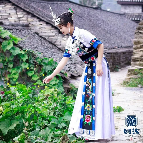 Vista 3 de Angxiong Hmong - Ropa para mujer, estilo folclórico chino y étnico, bordado Miao, sombrero para la cabeza, disfraz de baile para mujeres adultas