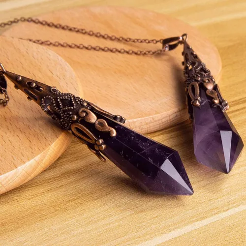 Vista 3 de Bivei Collar de chakra de latón antiguo retro con 12 prismas hechos de prisma con piedras preciosas de cuarzo y piedra curativa