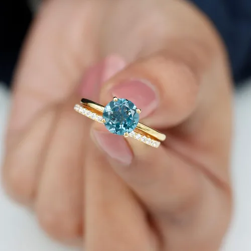 Vista 3 de Juego de anillos de boda solitario de topacio azul Londres de 2 quilates con moissanita, topacio y moissanita, juego de anillos de novia de topacio