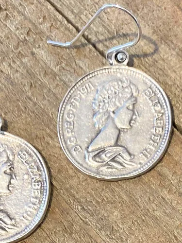 Vista 2 de Abalorio de moneda de aspecto vintage en pendientes de plata de ley
