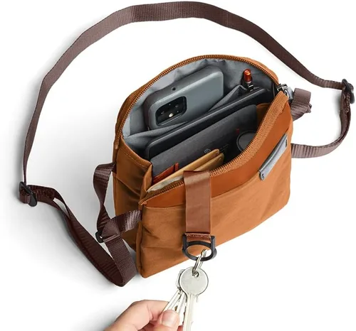 Vista 2 de Bellroy City Pouch (bolsa cruzada, lector electrónico o tableta pequeña, cartera, gafas de sol, teléfono), Bronce, Tamaño único