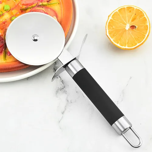 Vista 3 de Rueda de pizza clásica con hoja afilada, ideal para cortar costras, pasteles y más, equipada con protector de dedos integrado para un cortador