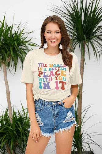 Vista 2 de Camisetas con texto en inglés The World is A Better Place with You in It (El mundo es un lugar mejor contigo in it), camiseta inspiradora