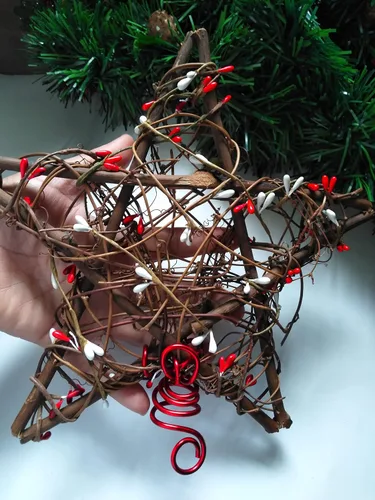 Vista 2 de Estrella de árbol de Navidad rústica de ratán y bayas en elección de tamaño grande o pequeño