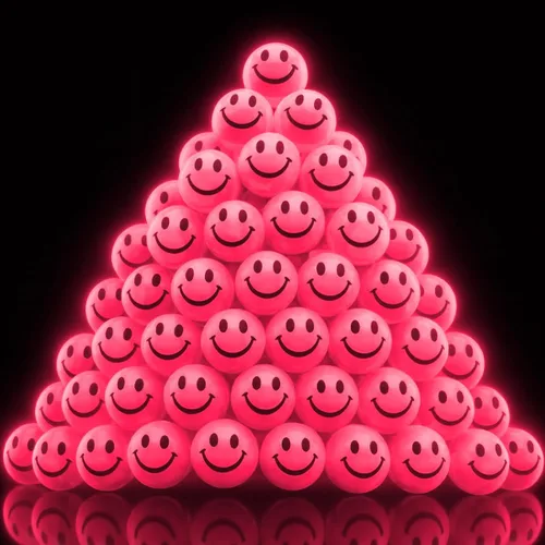 Vista 13 de ArtCreativity 36 bolas hinchables verdes con cara sonriente que brillan en la oscuridad, paquete a granel de 36, bolas de rebote de 1 pulgada