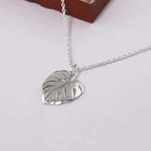 Vista 5 de Boma Juego de pendientes y collar de plata esterlina con diseño de hoja de Monstera, Sin piedra preciosa