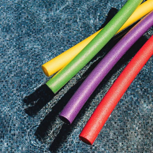 Vista 4 de Big Joe Paquete de 18 Fideos de Natación Fideos de Piscina, Rojo, Azul, Verde, Morado, Amarillo, Espuma, 4.5 pies, 55"L x 3.25"W x 3.25"H cada uno