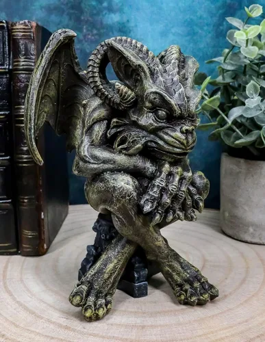 Vista 8 de Ebros Gift Gárgola con cuernos de carnero alado sentado en la catedral, estatua de pedestal de 6 pulgadas de alto, Osario de fantasía oscura