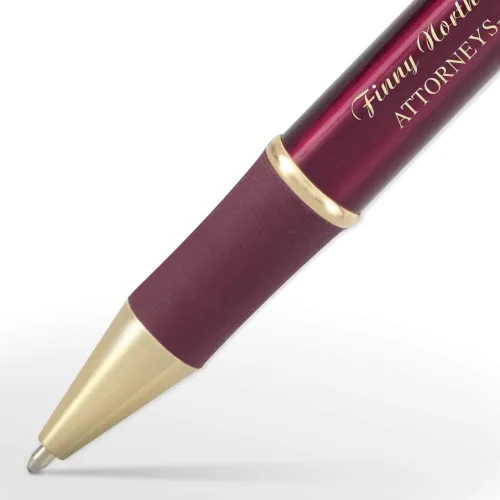 Vista 6 de 1 bolígrafo de metal ejecutivo grabado con láser personalizado en color negro clásico con detalles en tono dorado. Tinta negra.