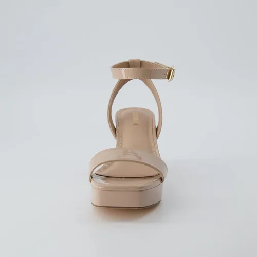 Vista 4 de CUSHIONAIRE Sandalia de vestir con plataforma Cherry para mujer + espuma viscoelástica y anchos disponibles