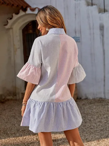Vista 2 de WDIRARA Vestido corto a rayas con dobladillo de media manga y volantes para mujer