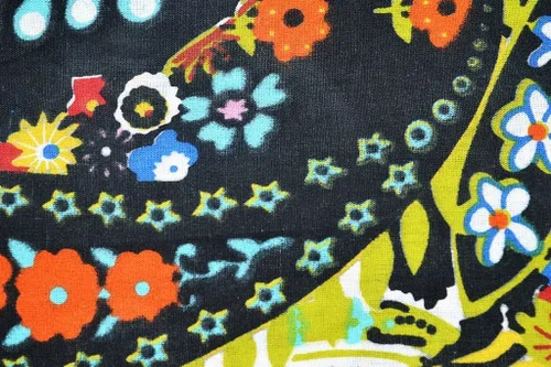 Vista 3 de Tela de algodón con estampado floral de 45 pulgadas de ancho, tela de gasa de algodón para costura de vestido negro, tela para manualidades por 5