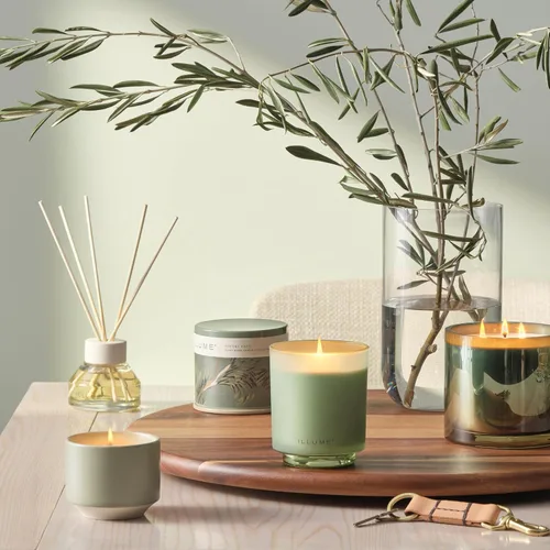Vista 8 de Illume, Candle Hinoki Sage Vanity Tin 11.8 onzas