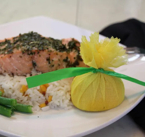 Vista 2 de Regency Wraps Lemon Wraps - Cubiertas de limón con cinta, bolsas de cuña, disfruta de exprimir sin semillas sobre mariscos, perfecto para mitades
