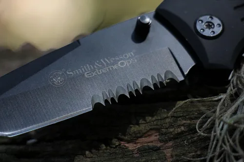 Vista 3 de Smith & Wesson Extreme Ops SWFR2S Cuchillo plegable, con traba, parcialmente aserrado, con punta hacia bajo, con hoja Tanto.