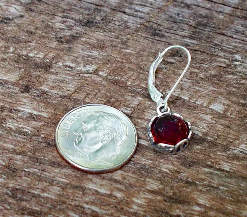 Vista 4 de Pendientes botánicos de plata de ley con diseño de botella de cerveza roja reciclada vintage de los años 40 Rojo