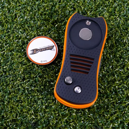 Vista 3 de Team Golf NHL Switchblade Divot Herramienta con marcador magnético de doble cara, cuenta con un diseño patentado de una sola punta, causa menos daño