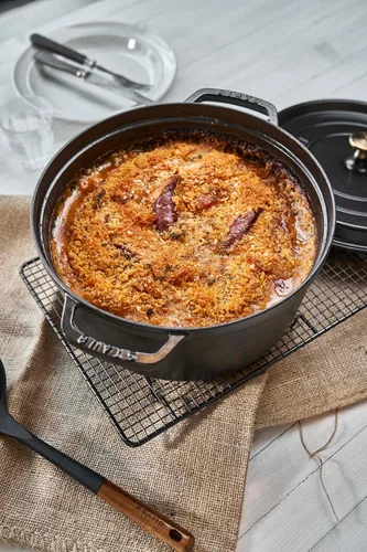 Vista 2 de Staub olla de hierro cocotte redonda de 6-1/4 cuartos de galón, Negro mate Perfect for Batch Cooking, Meal Prep & Large Meals. Braise, Roast &