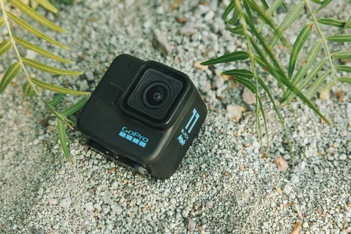 Vista 6 de GoPro HERO11 Black Mini - Cámara de acción compacta impermeable con video Ultra HD de 5.3K60, tomas de marco de 24.7 MP, sensor de imagen de 1/1.9