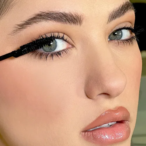 Vista 5 de Kevyn Aucoin The Curling Mascara, Black: cepillo de volumen clásico. Tecnología de tubos. Uso todo el día. Libre de grumos y escamas. Maquillador