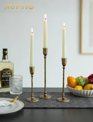 Vista 3 de NUPTIO Portavelas Cónicos de Hierro: Candelabro de Latón Antiguo para Fiesta de Acción de Gracias y Navidad - Juego de 3 Portavelas Altos Dorados