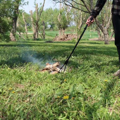 Vista 3 de Redneck Convent Pinzas de póquer para troncos de alta resistencia con mango de resorte y 3 puntas, 36 pulgadas, coloca madera en la chimenea