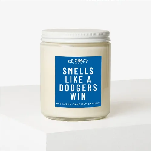 Vista 3 de Huele como una Victoria de los Dodgers Vela – Vela Perfumada Inspirada en LA – Fragancia de Bosques y Pastel de Cumpleaños – Quema de Larga Duración
