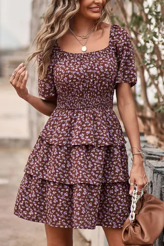 Vista 5 de PRETTYGARDEN Vestido corto de verano floral 2023 para mujer, cuello cuadrado, manga corta, escalonado, con volantes, bohemio, con vuelo