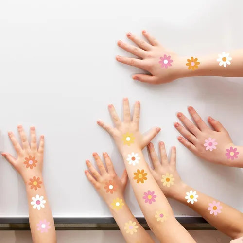 Vista 6 de 280 calcomanías de tatuajes temporales de margaritas primaverales, tema hippie, calcomanías impermeables boho Groovy Face Body para adultos y niños