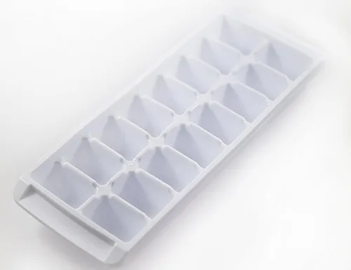 Vista 2 de Kitch Bandeja de cubitos de hielo blanco de fácil liberación, 16 bandejas de cubos (paquete de 4) (paquete de 4 - 64 cubos)