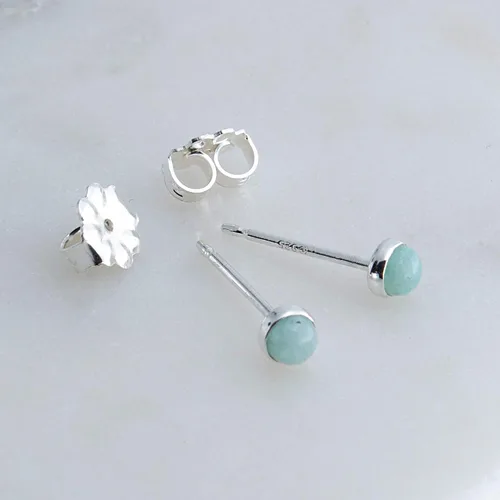 Vista 54 de Aretes pequeños de plata de ley para cartílago, tragus, hélix, múltiples piercings hipoalergénicos, piedra natal para mujer, juego de bisel