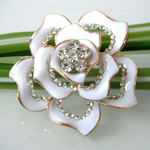 Vista 2 de Navachi Broche esmaltado de flores de cristal chapado en oro de 18 quilates
