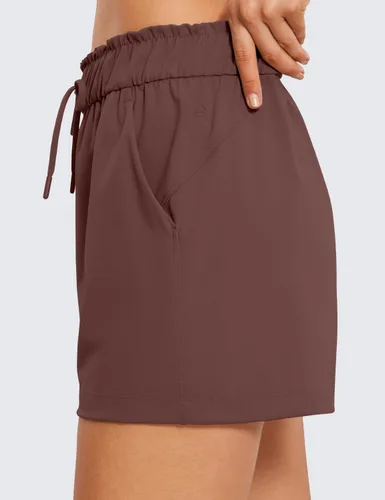 Vista 3 de CRZ YOGA Pantalones cortos deportivos elásticos en 4 direcciones para mujer, cintura alta, cómodos para el trabajo, entrenamiento casual, golf