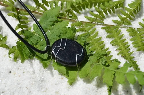 Vista 5 de Apache Tears Palm Stone on Leather Thong Necklace