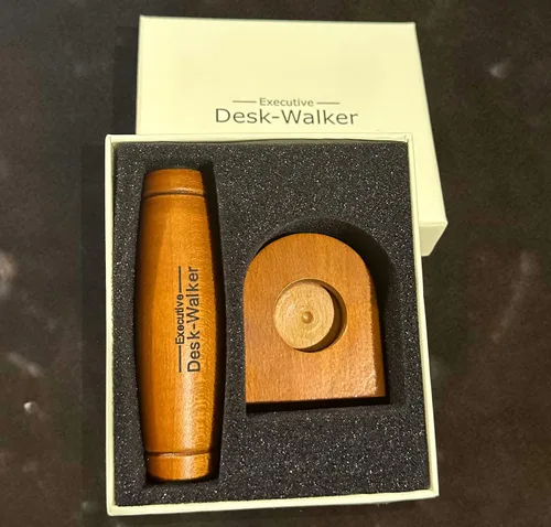 Vista 2 de The Original Executive Desk Walker - Juguete de madera para ansiedad - Gran regalo (nogal)