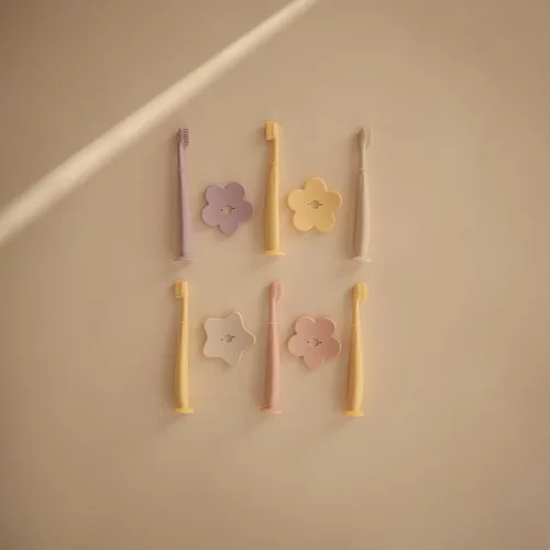 Vista 3 de mushie - Cepillo de dientes para niños pequeños con diseño de flor (rosado)