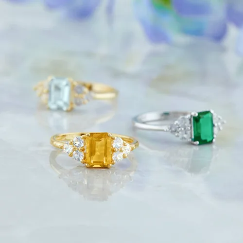 Vista 6 de Anillo de oro amarillo o blanco de 10 quilates para mujer con piedras preciosas de corte esmeralda y detalles de zafiro blanco creados, anillo