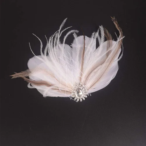 Vista 6 de Aimimier Diadema de plumas para novia de los años 20 con cadena de cabeza de cristal, borla de plumas blancas rugientes de los años 20, accesorios
