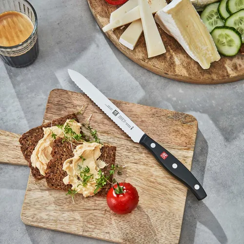 Vista 5 de ZWILLING Twin Signature - Cuchillo utilitario de 5 pulgadas, afilado, fabricado en una fábrica alemana propiedad de la empresa con acero de fórmula