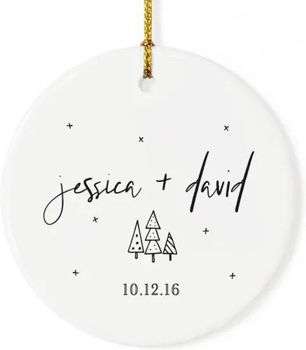 Vista 2 de The Cotton & Canvas Co. Adorno personalizado de cerámica de cerámica para bodas con nombres y fecha, con cinta y caja de regalo de cortesía