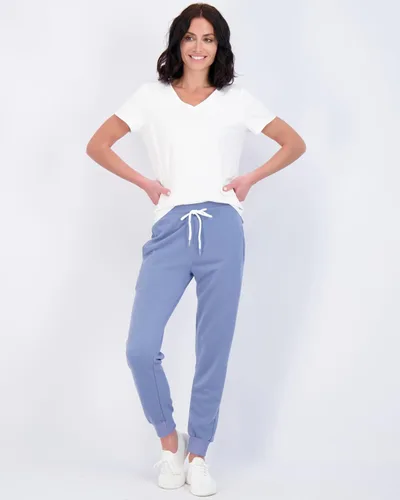 Vista 4 de Real Essentials Paquete de 3 pantalones deportivos de rizo francés de algodón ultra suave para mujer (disponible en Plus)